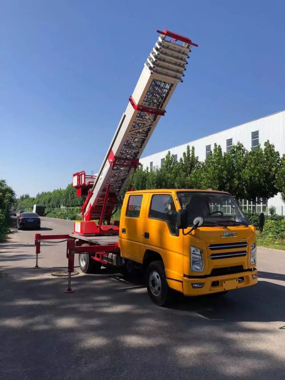 建湖县附近的云梯车出租服务：轻松解决高空作业需求