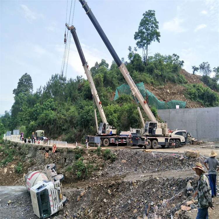 建湖县汽车掉沟里叫吊车救援要多少钱